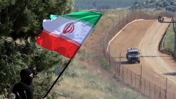 Мужчина с флагом Ирана у границы - Sputnik Казахстан