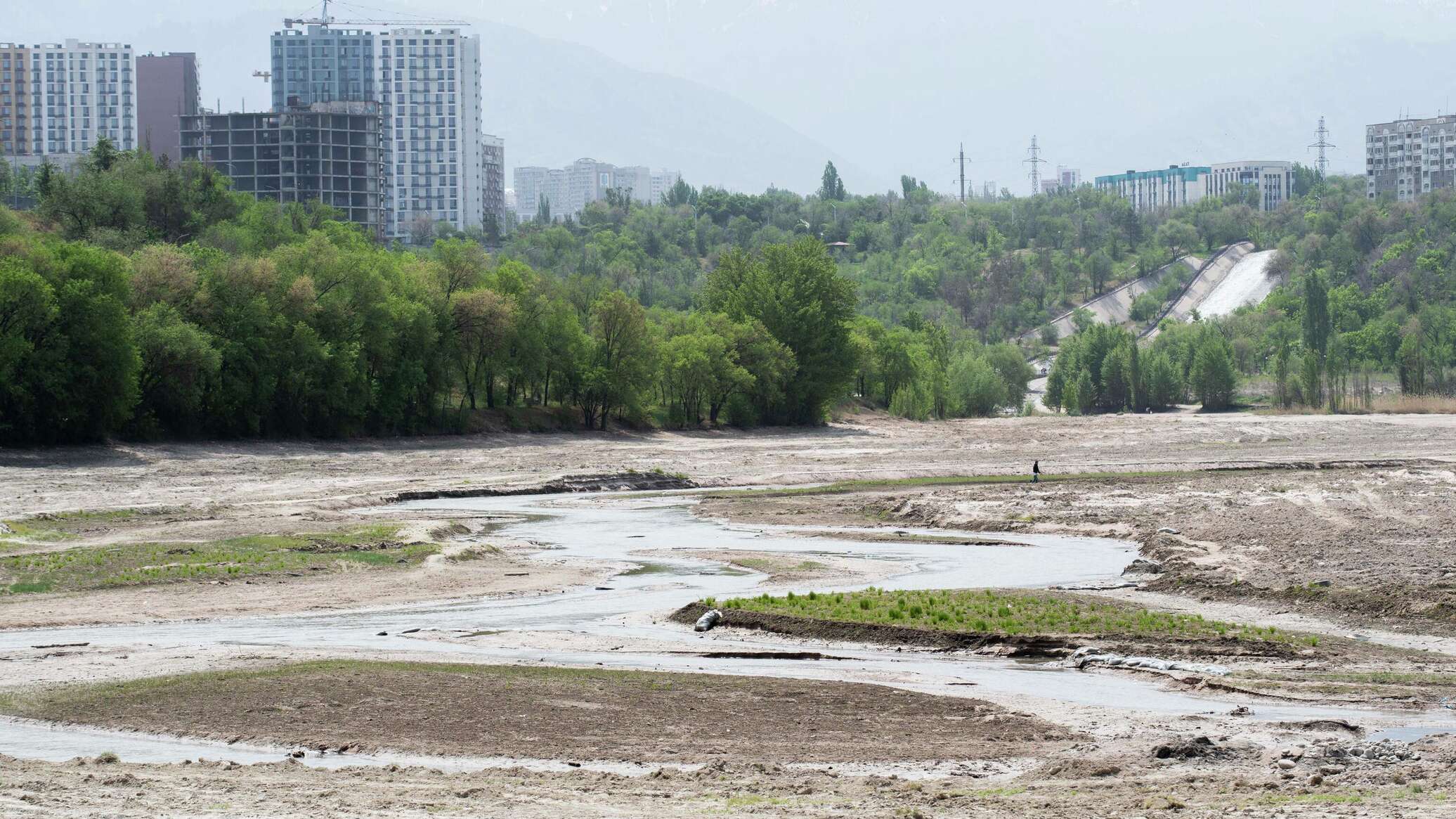 Жителям Алматы разрешили купаться только в тех водоемах, где нет воды -  29.05.2023, Sputnik Казахстан