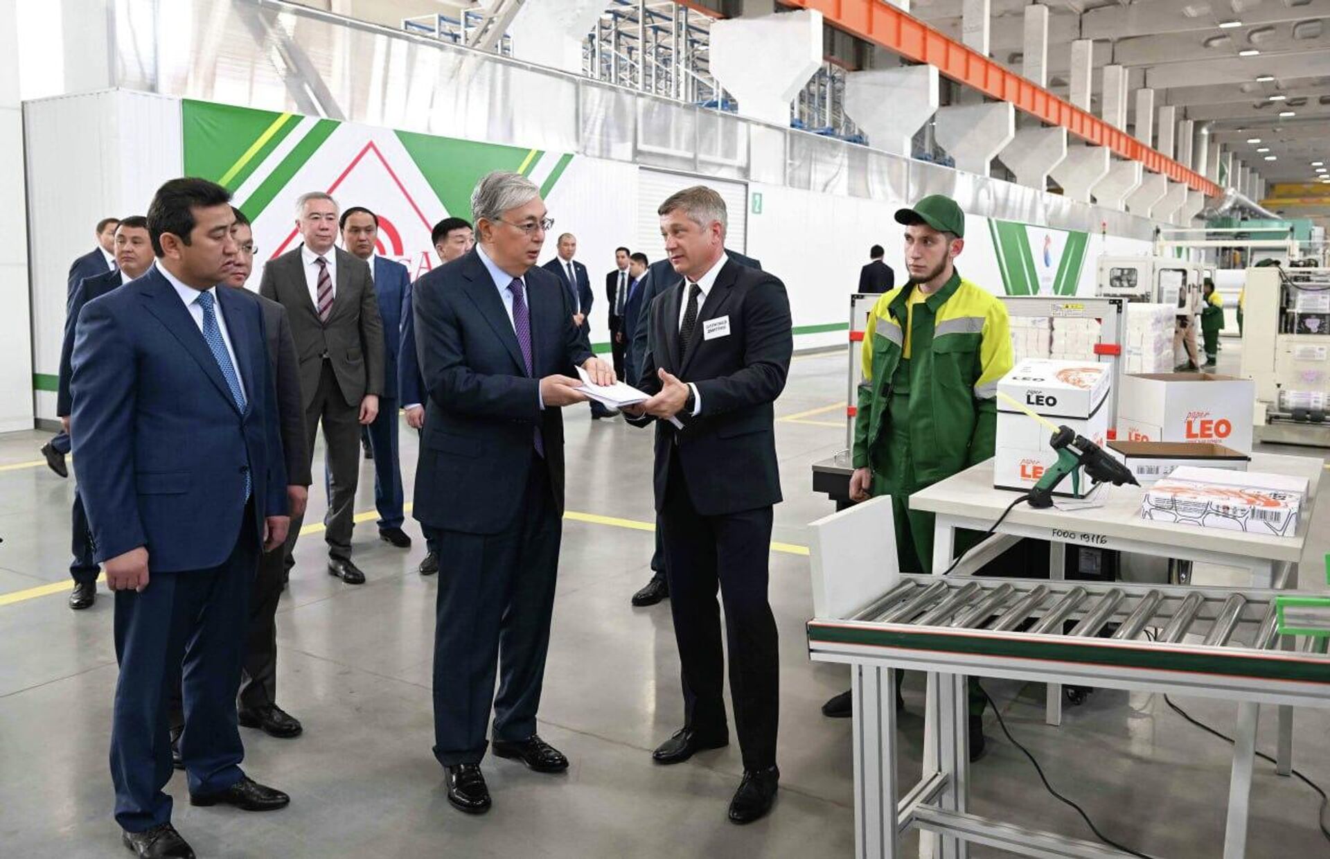 Президент посетил предприятие по производству бумажной продукции - Sputnik Казахстан, 1920, 29.05.2023