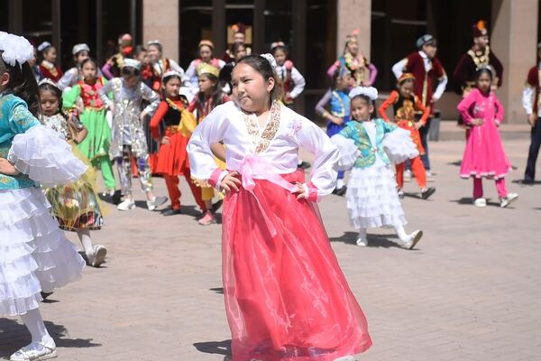 Более 150 мальчишек и девчонок из многодетных семей станцевали танец Кара жога  - Sputnik Казахстан