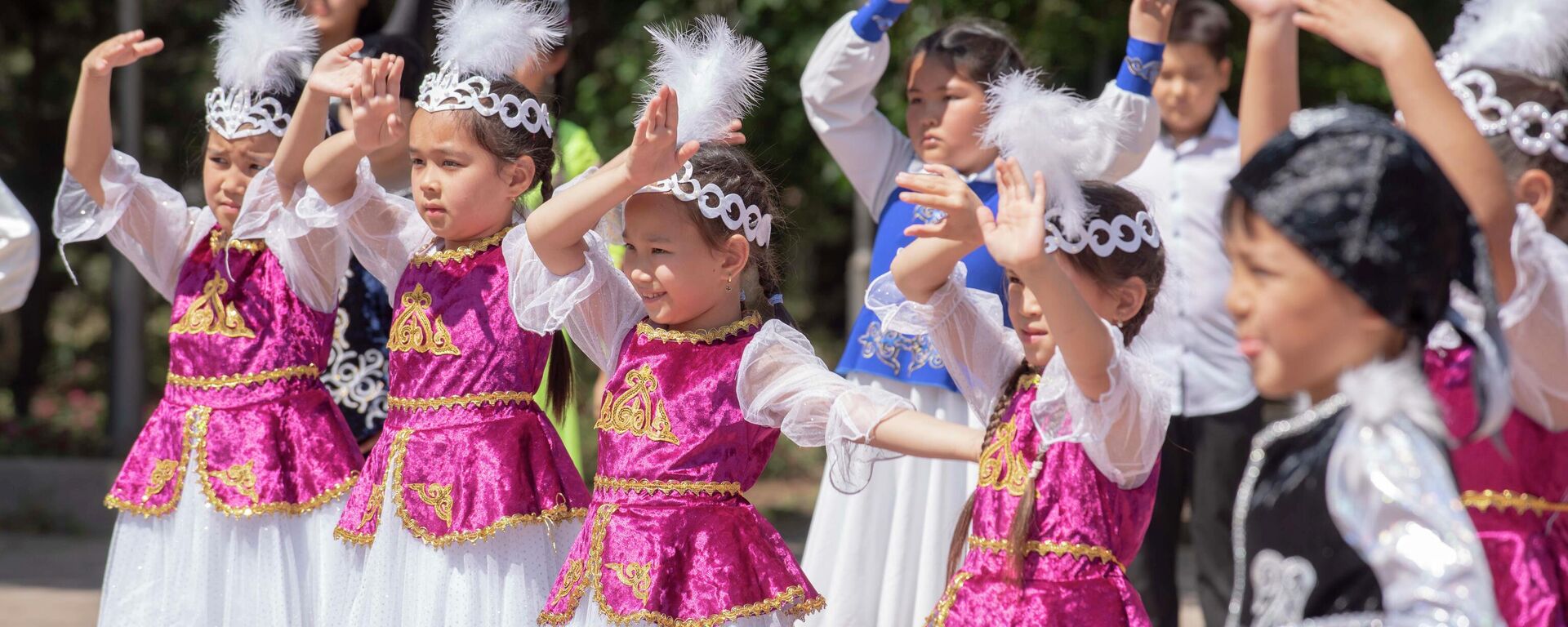 Более 150 мальчишек и девчонок из многодетных семей станцевали танец Кара жога  - Sputnik Казахстан, 1920, 30.05.2023