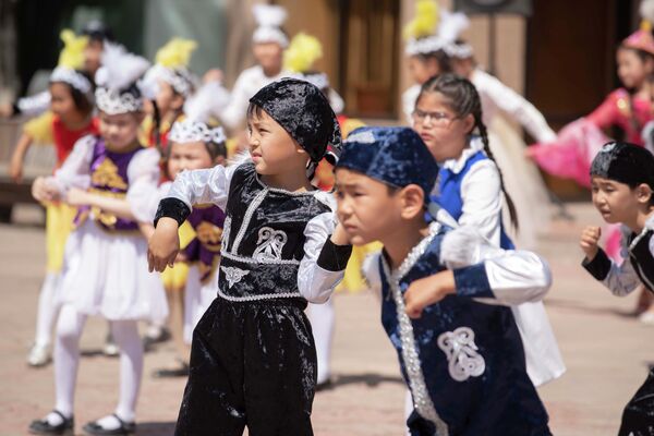 Более 150 мальчишек и девчонок из многодетных семей станцевали танец Кара жога  - Sputnik Казахстан