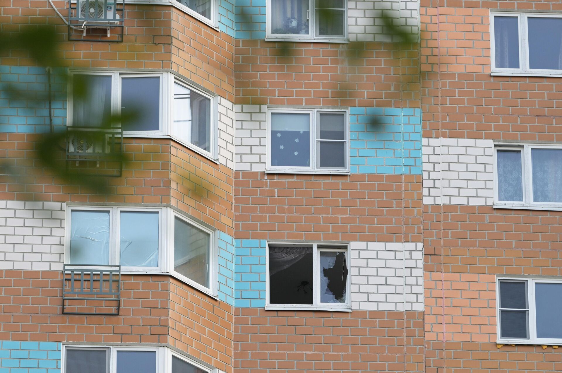 Разбитое окно жилого дома, пострадавшего в результате атаки беспилотника, на улице Профсоюзная в Москве. БПЛА попал в окно квартиры на 16-м этаже - Sputnik Казахстан, 1920, 30.05.2023