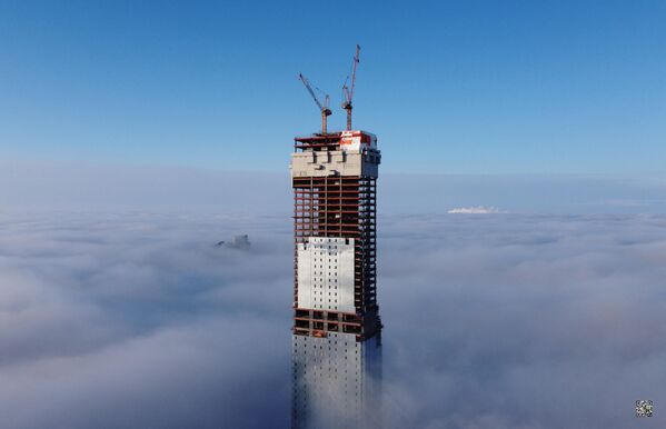 А этот снимок комплекса &quot;Абу-Даби Плаза&quot;, башня которого простирается за облака, сделан с помощью дрона во время его строительства. - Sputnik Казахстан