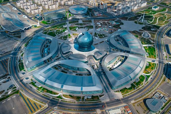 Международный выставочный центр EXPO, сфера &quot;Нур Алем&quot; - еще одно из уникальных и узнаваемых зданий, символизирующих Астану. Это самое крупное сферическое здание в мире. Диаметр сферы составляет 80 метров, высота - 100 метров.   - Sputnik Казахстан