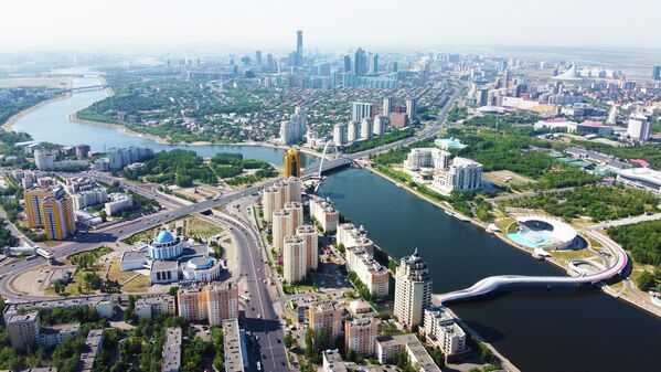 Удивительный городской пейзаж с высоты птичьего полета: река Ишим разделяет два берега столицы - левый и правый.  - Sputnik Казахстан