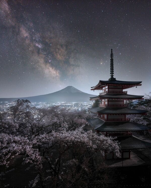&quot;Пейзаж, который я хотел увидеть&quot; Мицухиро Окабе.Этот кадр сделан в Японии, с ее узнаваемым пейзажем, включая храм и гору Фудзи, в сезон цветения сакуры.&quot;Гора Фудзи, культовый символ Японии, доминирует на фоне этого изображения, действие которого происходит во время сезона цветения сакуры. Среди пейзажа вы можете увидеть священный храм, посвященный почитанию духов усопших. И там, на темном полотне ночного неба, появилась неземная красота Млечного Пути&quot;, — рассказывает Окабе. - Sputnik Казахстан