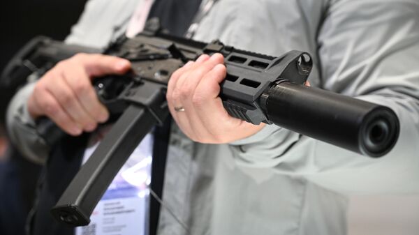 Пистолет-пулемет концерна Калашников ППК-20 на выставке вооружений международного военно-технического форума - Sputnik Қазақстан