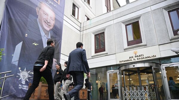 Офис правящей Партии справедливости и развития (AK parti), возглавляемой действующим президентом Реджепом Тайипом Эрдоганом, в Стамбуле - Sputnik Казахстан