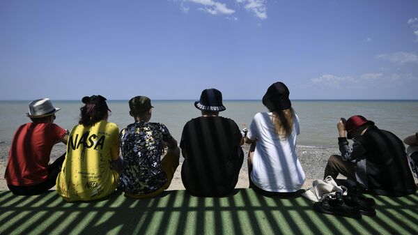 Подростки отдыхают на пляже Крыма, архивное фото - Sputnik Қазақстан