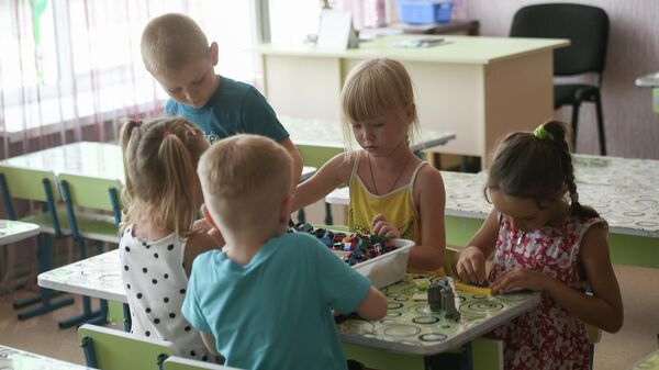 Дети играют с конструктором в детском саду - Sputnik Казахстан