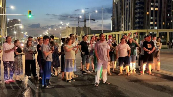 Жители ЖК в Астане  вышли на улицу, протестуя против отключений воды в жару - Sputnik Казахстан