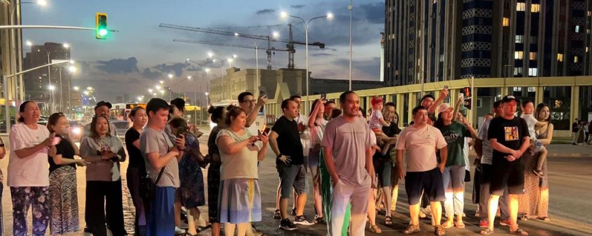 Жители ЖК в Астане  вышли на улицу, протестуя против отключений воды в жару - Sputnik Қазақстан, 1920, 07.06.2023