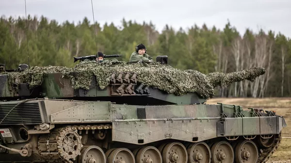 Солдаты на танке Leopard 2, архивное фото - Sputnik Қазақстан