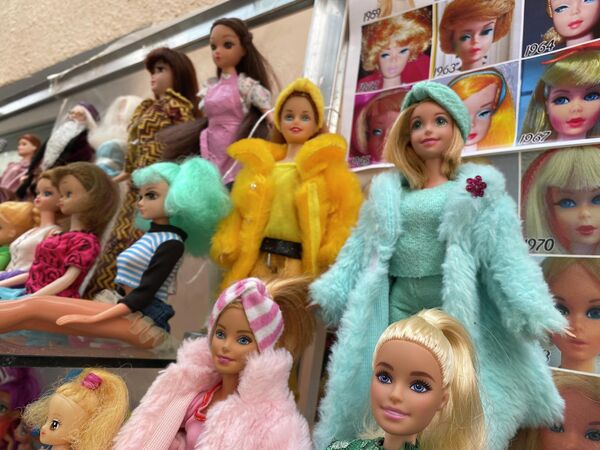 Интересно, что за последнее десятилетие популярность Барби сильно снизилась, в то время как другие серии игрушек для девочек — такие, как, например, Bratz — наоборот, пользуются заметным успехом. Создатели Барби даже судились с создателями Bratz. - Sputnik Казахстан