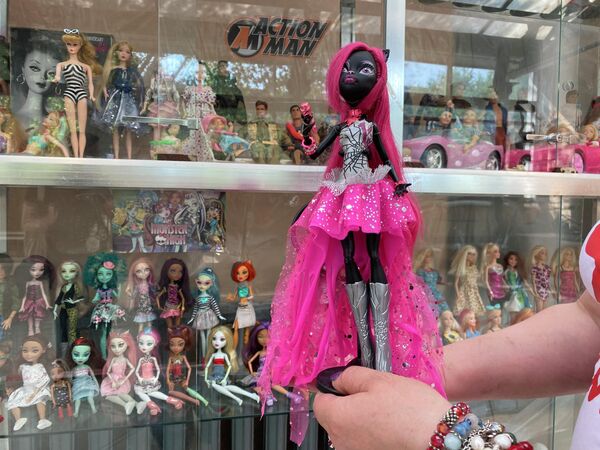 На выставке нашлось место и для конкуренток Барби, а еще здесь представлены и другие популярные кукольные бренды: Монстр Хай, куклы L.O.L., Винкс... - Sputnik Казахстан