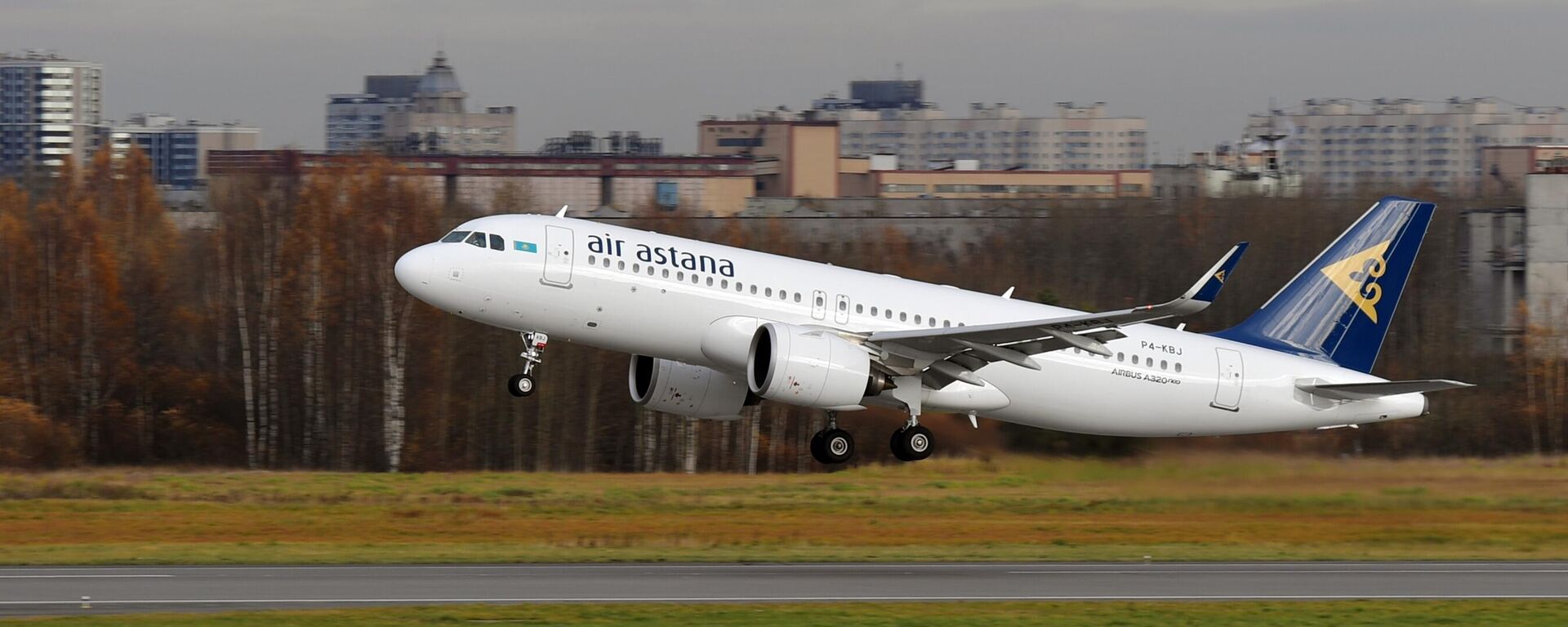 Самолет Airbus A320neo авиакомпании Air Astana взлетает в аэропорту  - Sputnik Казахстан, 1920, 13.04.2024