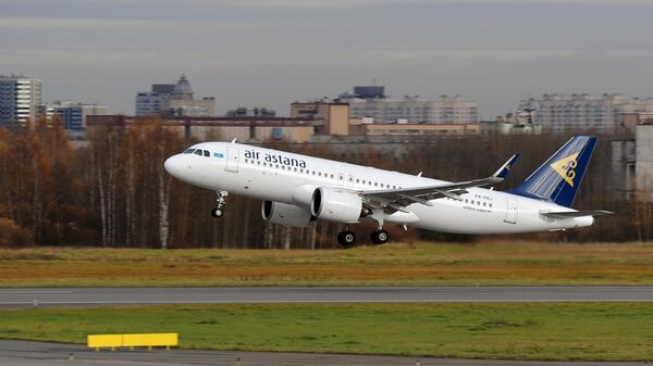 Самолет Airbus A320neo авиакомпании Air Astana взлетает в аэропорту  - Sputnik Казахстан