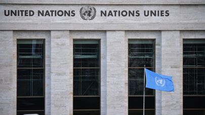 Здание и флаг Организации Объединенных Наций , архивное фото