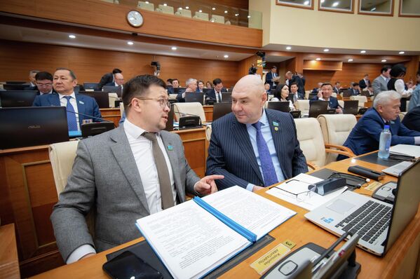 На часах 9.55 и депутаты с горящими глазами выражают готовность поскорее приступить к работе. - Sputnik Казахстан