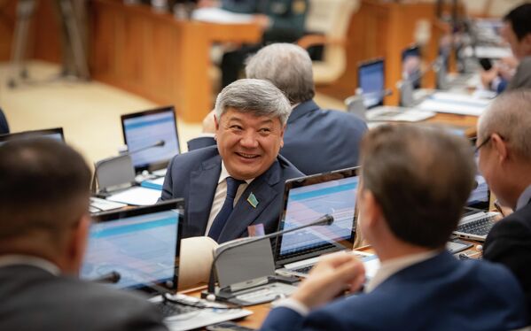 Законотворцы активно обмениваются  шутками, приветственными рукопожатиями и объятиями. - Sputnik Казахстан