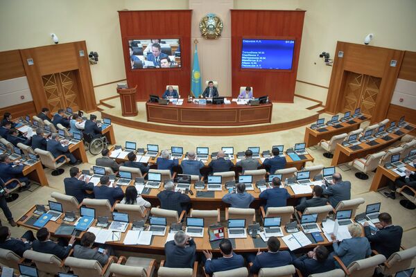 Депутаты с энтузиазмом включаются в работу. - Sputnik Казахстан