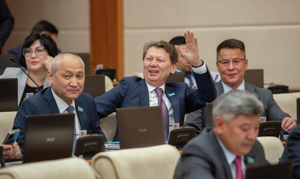 Атмосфера, царящая в зале перед началом заседания, весьма оживленная и порой напоминает долгожданную переменку между школьными уроками, а депутаты -  озорных первоклассников.  - Sputnik Казахстан