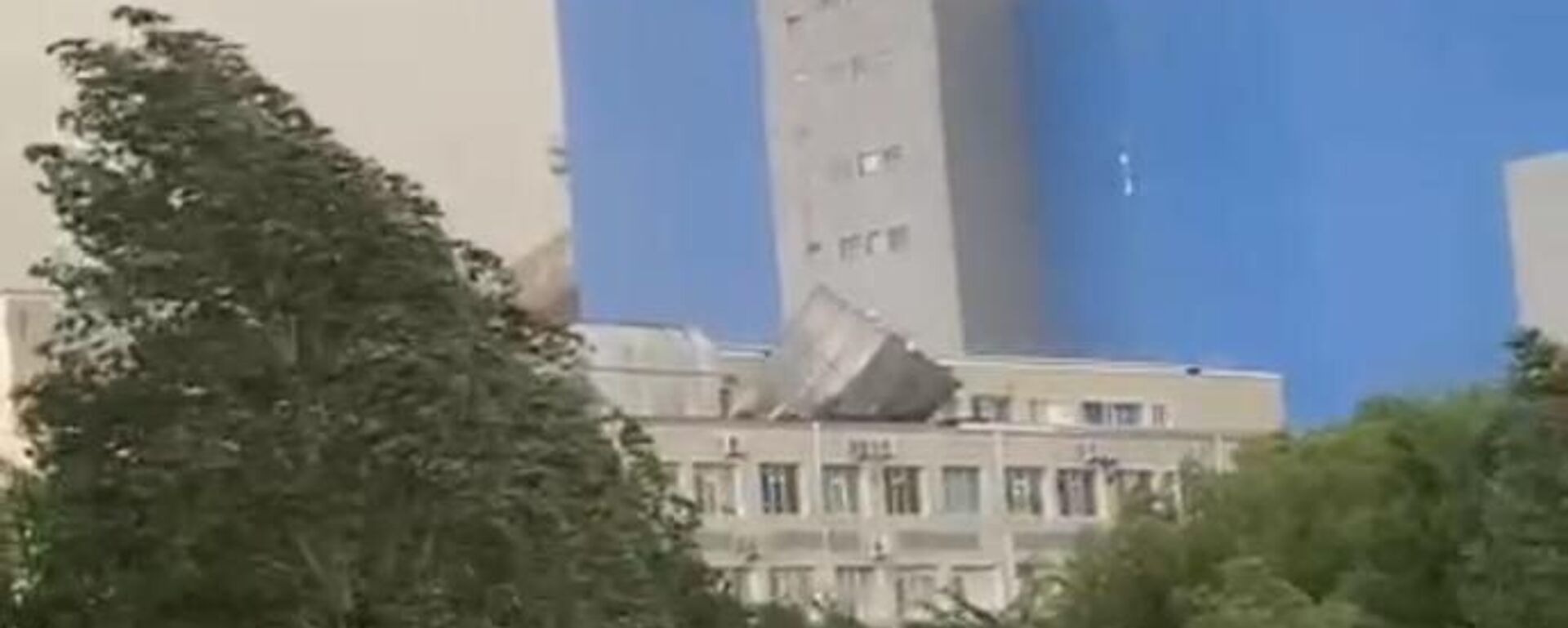 Ураганный ветер сорвал крышу со здания Экибастузской ГРЭС-2 - Sputnik Казахстан, 1920, 09.06.2023