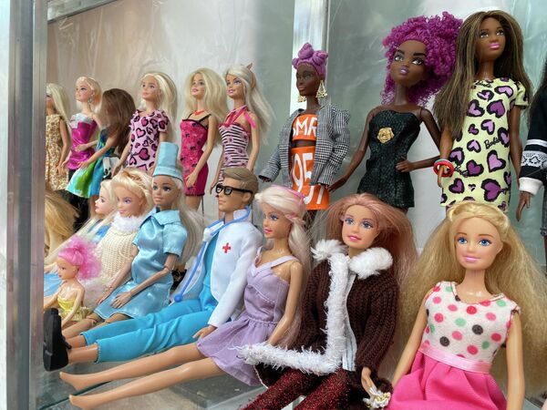 Хоть на подиумВыставка не зря называется &quot;Модные куклы&quot;: нарядам модниц здесь уделяется особое внимание. А самые модные среди Барби, безусловно, куклы из коллекции BMR 1959, выпущенной в 2019 году в честь 60-летнего юбилея Барби. Дизайнеры компании Mattel создали для кукол суперстильные образы, которым могут позавидовать и люди, причем модельеры добивались эффекта, как будто куклы одеты в одежду одного бренда.Клодетт - одна из кукол BMR в коллекции Анны – афроамериканка с фиолетовыми волосами. На серьгах золотого цвета логотип BMR 1959. Топ и юбка из искусственной кожи, пиджак и желтые кроссовки делают Клодетт очень стильной. К слову, рост этой куклы меньше стандартной куклы Барби. У кукол BMR не только разный рост, но и полнота тел, разрез глаз и цвет кожи. Например, есть в этой серии рыжий Кен с веснушками. - Sputnik Казахстан