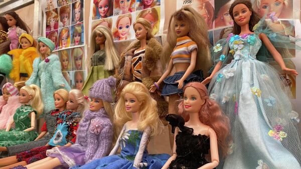 Больше 400 кукол Барби показали на выставке в ботаническом саду Петропавловска - Sputnik Казахстан