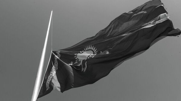 Приспущенный государственный флаг Казахстана в день национального траура - Sputnik Казахстан