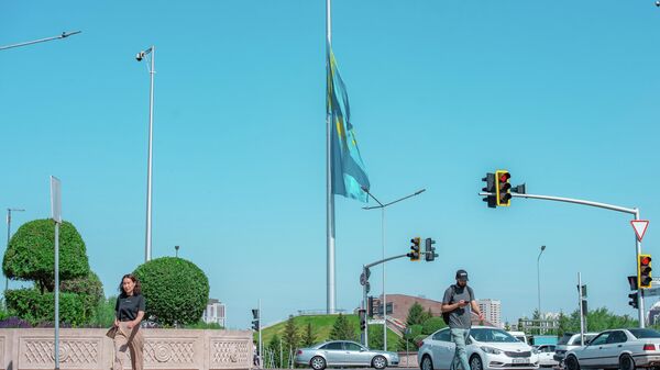 В Астане приспустили самый большой флаг Казахстана  - Sputnik Казахстан