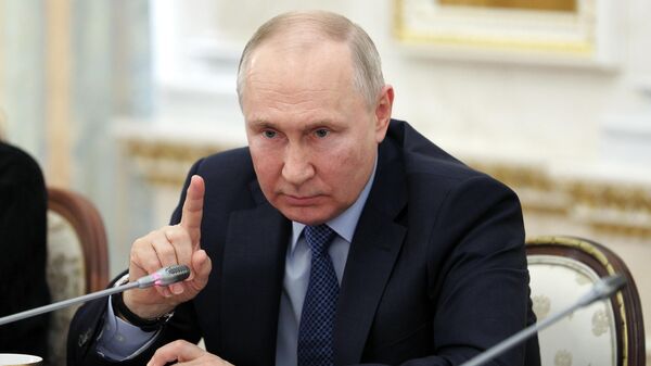 Президент РФ Владимир Путин провел встречу с военными корреспондентами - Sputnik Казахстан