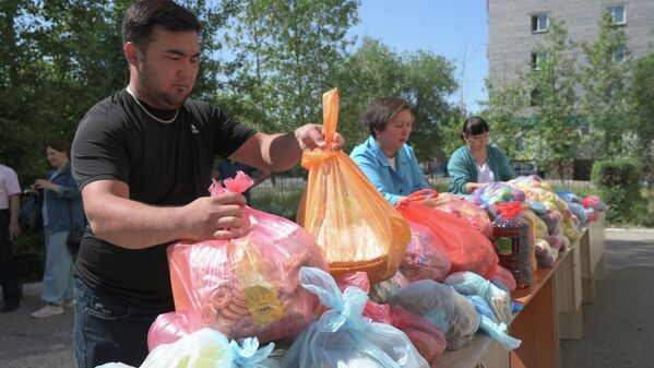 Эвакуированным из зоны лесных пожаров жителям была оказана необходимая помощь, они были обеспечены продуктами питания и жильем.  - Sputnik Казахстан
