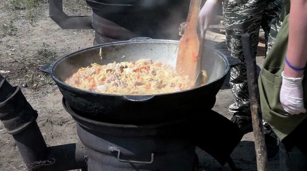 За смену успевали приготовить по 10-15 больших казанов еды. - Sputnik Казахстан