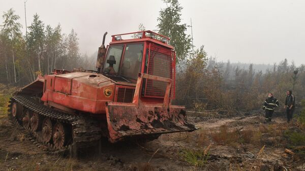 Трактор на месте работ по тушению лесных пожаров, архивное фото - Sputnik Казахстан