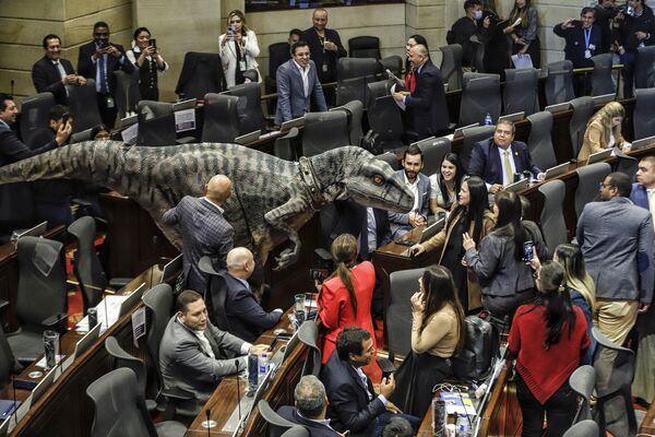 Или древнейшее реликтовое существо. На фото: человек в костюме динозавра на Конгрессе в Колумбии.  - Sputnik Казахстан
