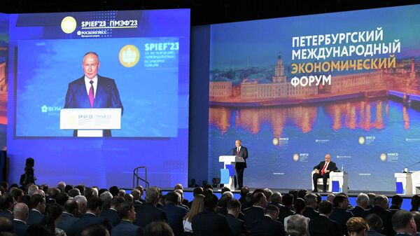 ПМЭФ-2023. Президент РФ В. Путин на пленарном заседании - Sputnik Казахстан