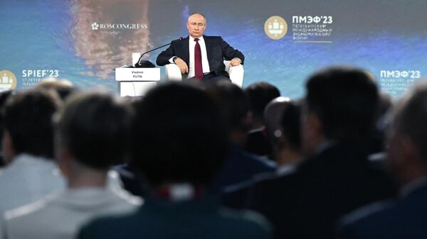 Выступление Владимира Путина на форуме в Санкт-Петербурге - прямой эфир - Sputnik Казахстан