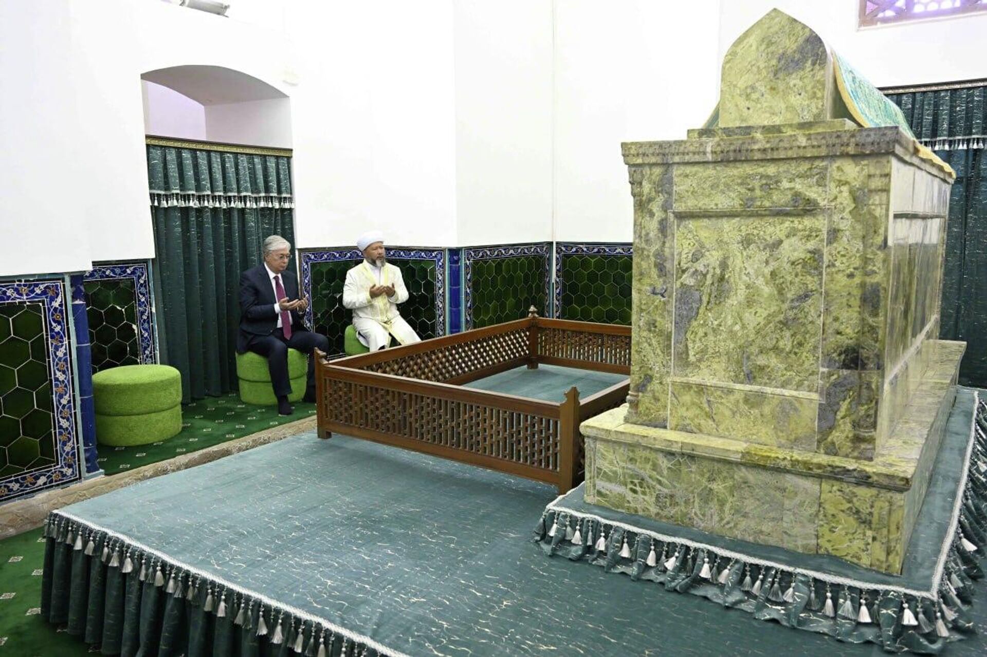 Касым-Жомарт Токаев посетил мавзолей Ходжа Ахмета Яссауи - Sputnik Казахстан, 1920, 17.06.2023