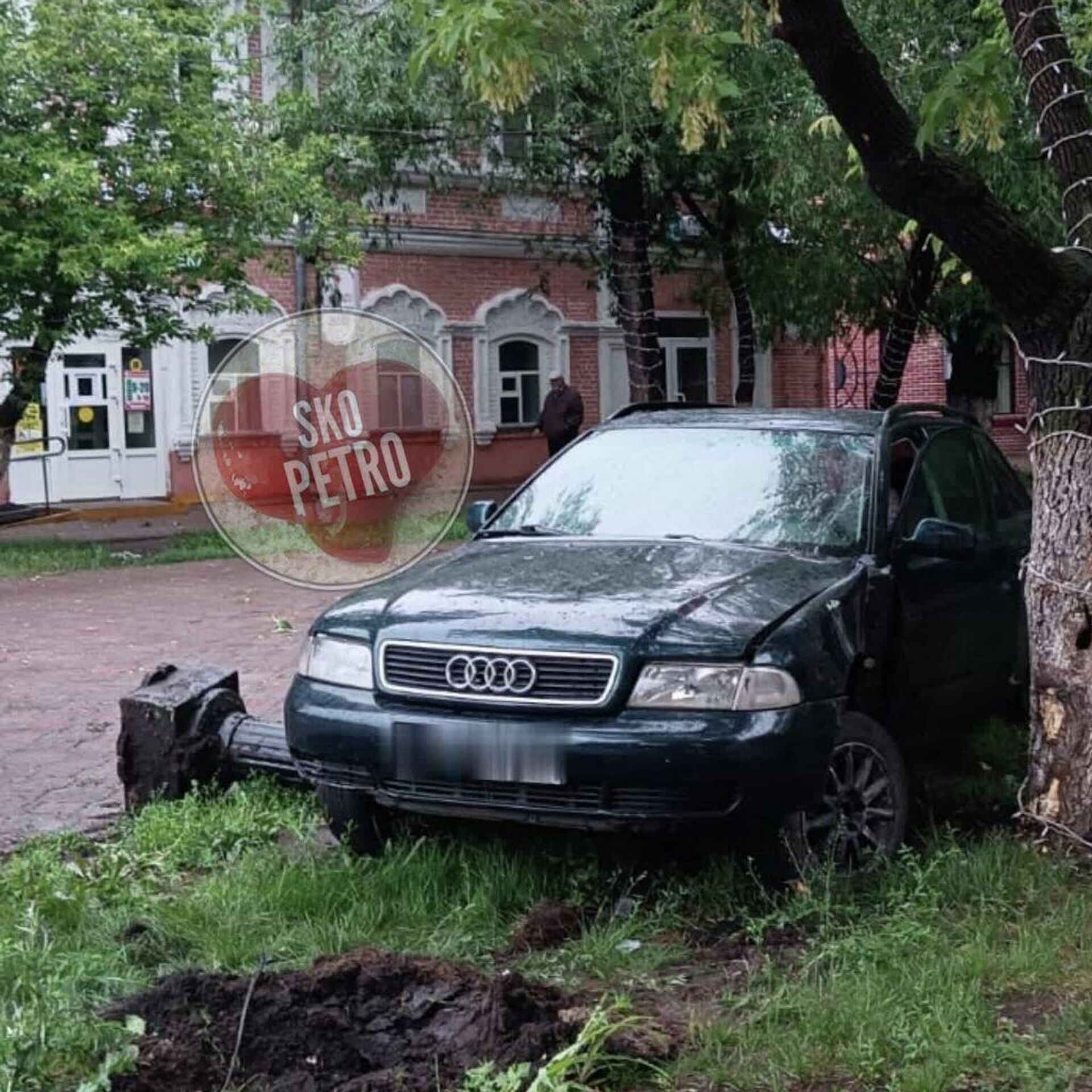 Пьяный водитель без прав вылетел на пешеходную улицу и снес фонарь в  Петропавловске - 19.06.2023, Sputnik Казахстан