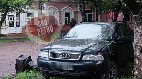 Пьяный водитель без прав вылетел на пешеходную улицу и снес фонарь в Петропавловске - Sputnik Казахстан