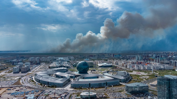 Густые клубы дыма над Астаной  - Sputnik Казахстан