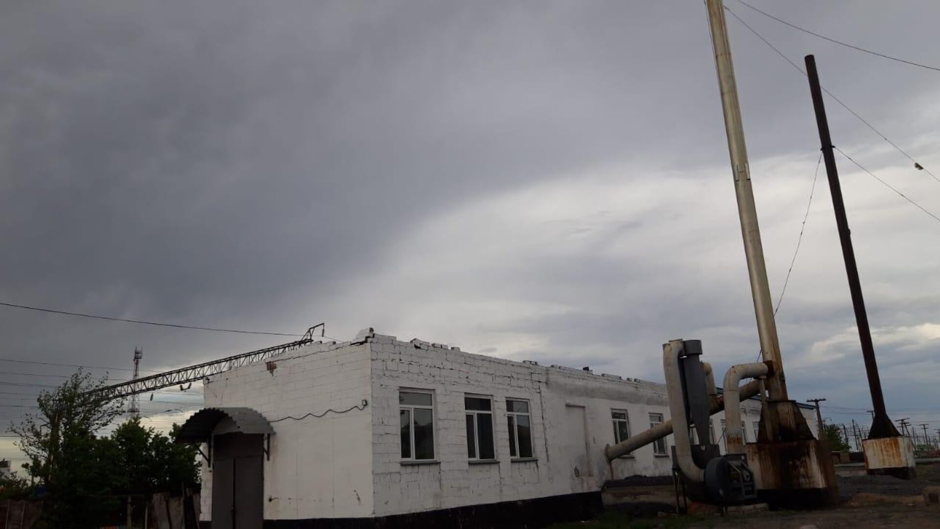 Порывистый ветер сорвал крыши с двух зданий в Павлодарской области - Sputnik Казахстан, 1920, 20.06.2023