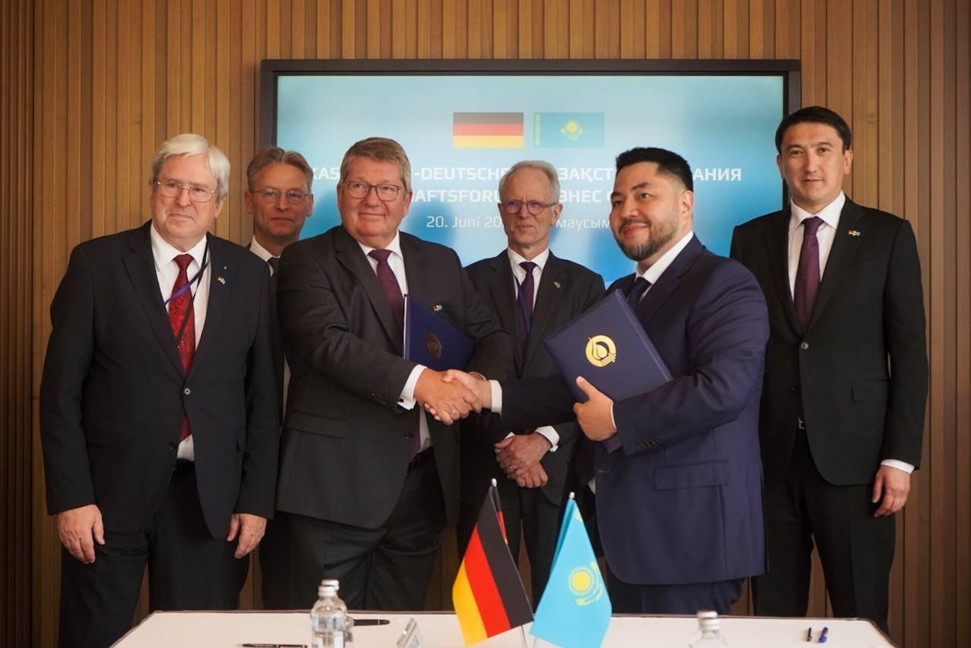 КазМунайГаз и Rosneft Deutschland подписали договор о поставках нефти в Германию на 2023 год - Sputnik Казахстан, 1920, 20.06.2023