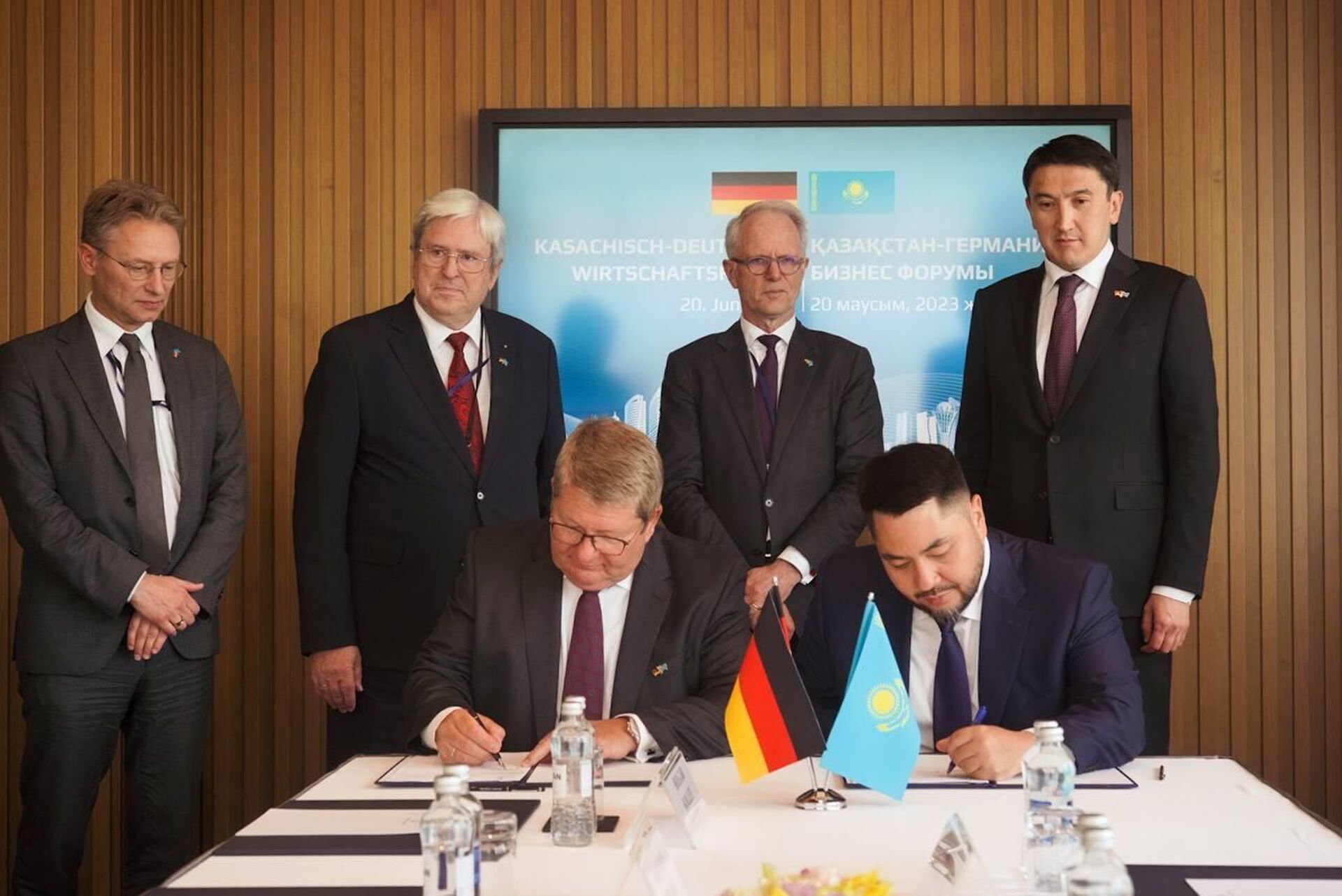 КазМунайГаз и Rosneft Deutschland подписали договор о поставках нефти в Германию на 2023 год - Sputnik Казахстан, 1920, 21.06.2023