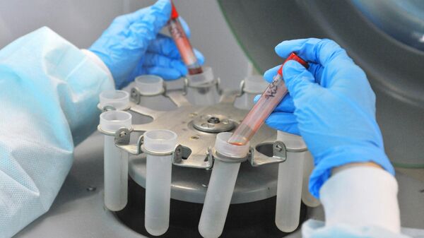 Лаборант иммунологического отдела Центра по профилактике и борьбе со СПИДом проводит центрифугирование образцов крови. Архивное фото - Sputnik Казахстан