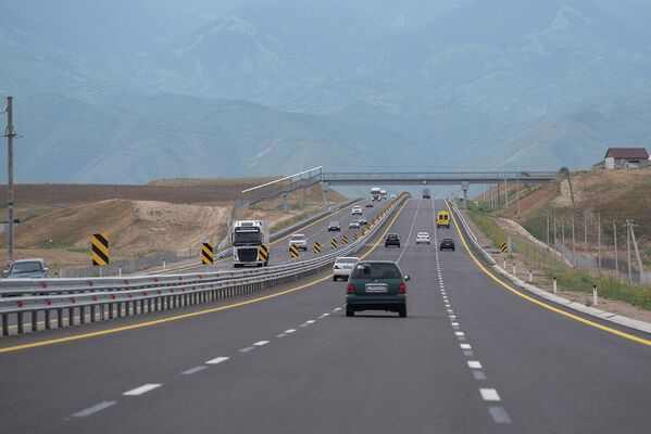 Открытие скоростной автомагистрали дает возможность снизить транспортную нагрузку в Алматы и пригородной зоне, обеспечивает прохождение транзитного автотранспорта за пределами плотной застройки, улучшает экологию города. - Sputnik Казахстан