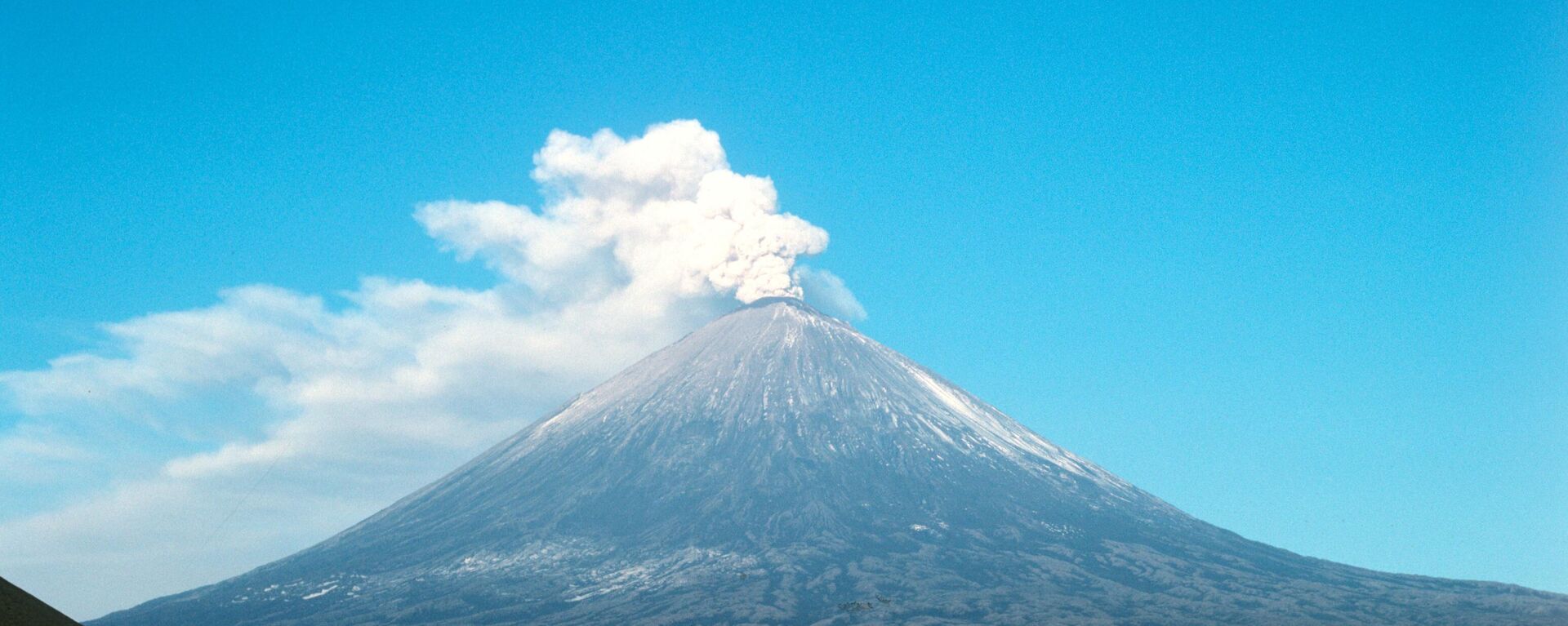 Вид на действующий и самый высокий вулкан Евразии - Ключевская сопка. - Sputnik Казахстан, 1920, 23.06.2023