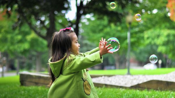 Девочка и мыльные пузыри, иллюстративное фото - Sputnik Казахстан